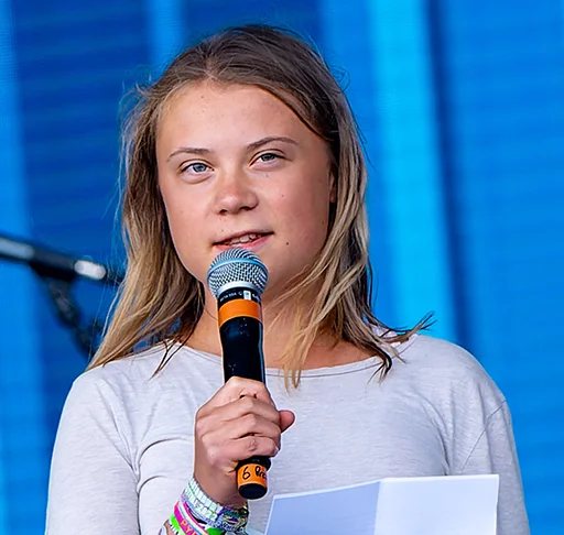 No Instagram, Greta Thunberg explicou: Optamos por não ser espectadores e paramos fisicamente as infraestruturas de combustíveis fósseis. Nos reapropriamos do futuro”.