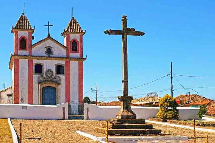 No coração do distrito, a Igreja Nossa Senhora dos Prazeres se impõe com simplicidade e beleza. Construída no século XVIII, ela representa a fé e a história do povoado, sendo ponto de encontro nas tradicionais festas religiosas.