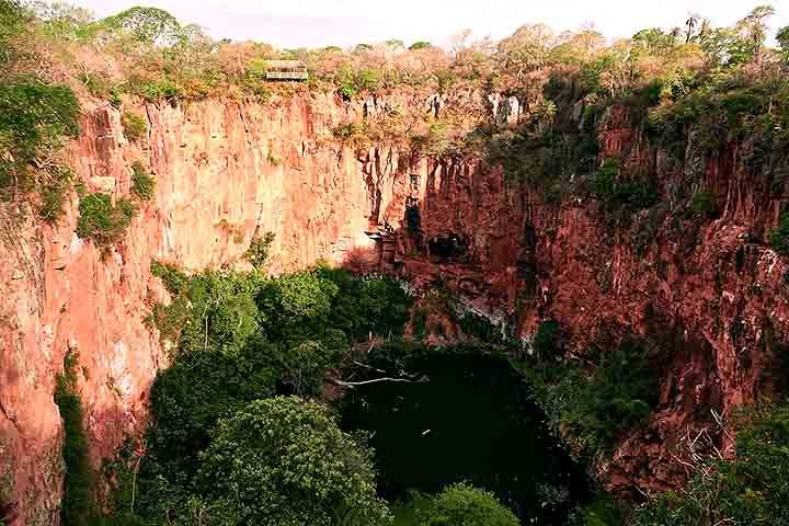O município de Jardim, no Mato Grosso do Sul, abriga uma imensa cratera onde centenas de espécies de animais convivem em um verdadeiro 