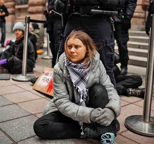 Ela foi colocada pelas autoridades locais em um ônibus com outros participantes do protesto que bloqueou uma rodovia da cidade. Os manifestantes pediam o fim dos subsídios aos combustíveis fósseis.


