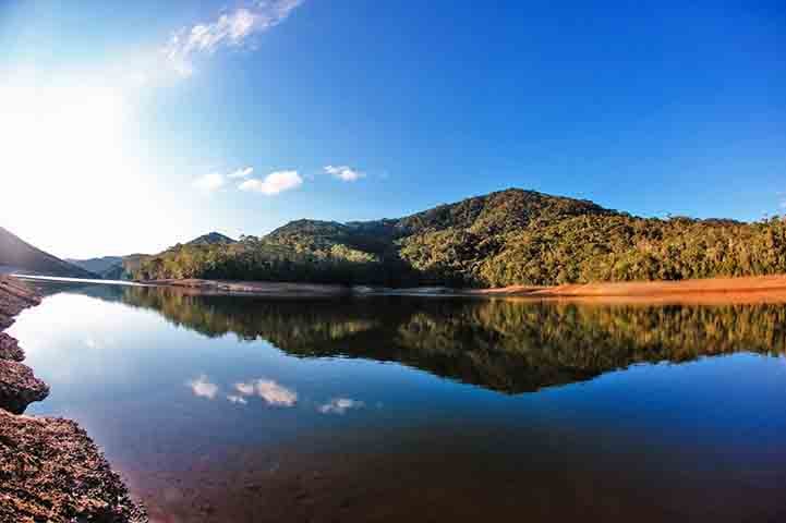Um dos segredos mais bem guardados de Lavras Novas é o Cânion na Represa do Custódio. A paisagem é formada por paredões de pedra que cercam um espelho d’água calmo e límpido, ideal para quem busca momentos de sossego em meio à natureza.
