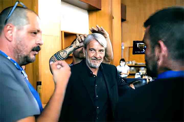 É um aplicativo (Whatsapp) que nunca entrei. Foi passando o tempo e fui tendo mais certeza de que não iria usar. Acho que é uma ferramenta super fundamental para certas profissões, para a minha profissão não é tanto, explicou. Ele prefere se comunicar por mensagem de texto ou Instagram.