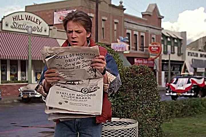 Hill Valley é uma cidade que abriga a torre do relógio e os lares dos personagens do célebre filme De Volta Para o Futuro, estrelado por Michael J. Fox.
