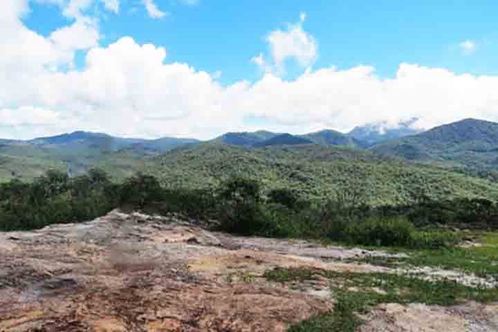 Em meio às montanhas de Minas Gerais, existe um vilarejo encantador que desafia o tempo e as expectativas. Lavras Novas, distrito de Ouro Preto, é conhecida informalmente como a 