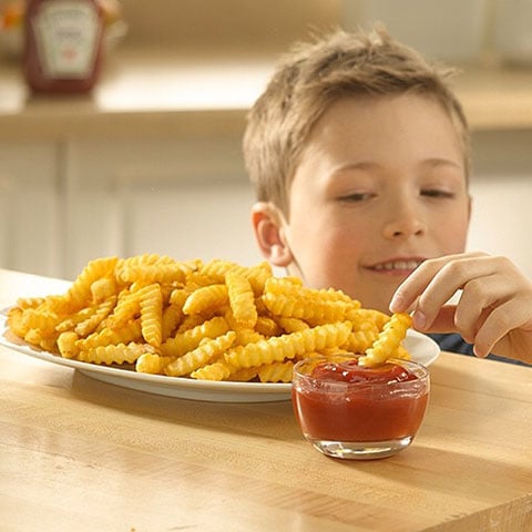Dessa forma, um dos principais motivos para a batata frita ser considerada uma vilã é que qualquer óleo, quando aquecido acima de determinada temperatura, passa por transformações em sua composição química e libera uma substância tóxica chamada acroleína.