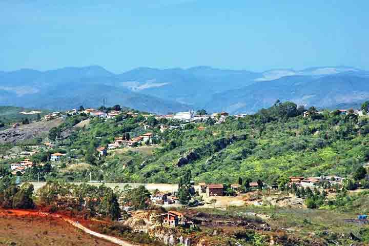 O clima de Lavras Novas é um dos maiores atrativos. A altitude, superior a 1.200 metros, contribui para temperaturas amenas durante todo o ano. No inverno, os termômetros frequentemente marcam menos de 10 °C, mas mesmo no verão, é comum precisar de um agasalho à noite.