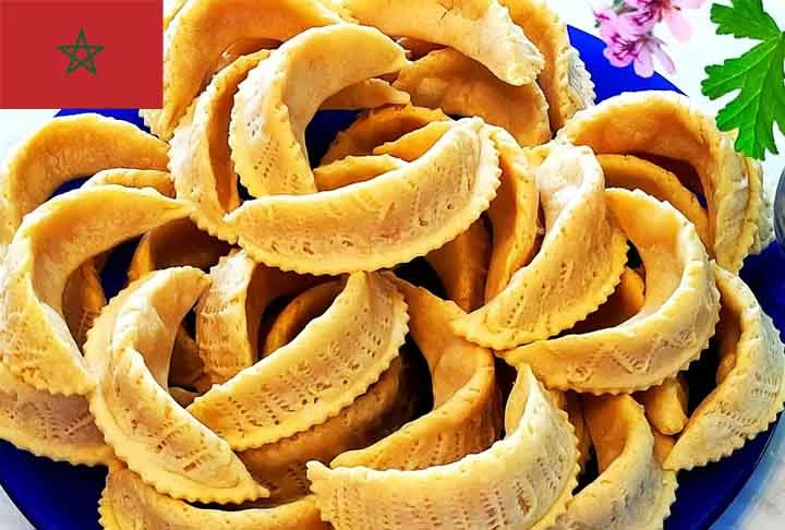 12º) Kaab el ghazal (Marrocos): Também conhecido como Chifres de Gazela, em português, é um biscoito tradicional da culinária marroquina e argelina, famoso por seu sabor levemente adocicado e aromatizado com temperos típicos da região.