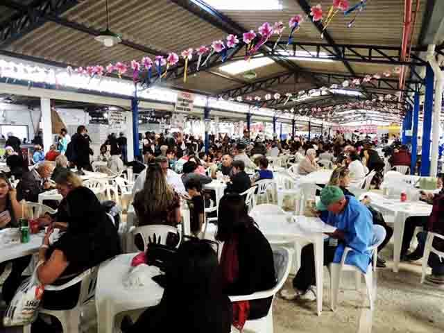 Pratos como sushi, tempurá, yakisoba, udon e o doce mochi estão entre as delícias oferecidas. Há também opções da gastronomia local, incluindo especialidades da Serra da Mantiqueira.