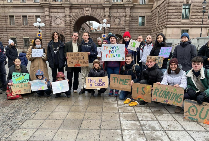 O protesto em questão foi organizado pela ONG ambientalista Ta Tillbaka Framtiden, que significa Reivindique o Futuro em português.