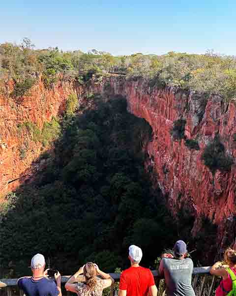 Os preços variam de R$ 117 a R$ 385, e os recursos arrecadados são revertidos para a preservação da área. A entrada livre na cratera é proibida.
