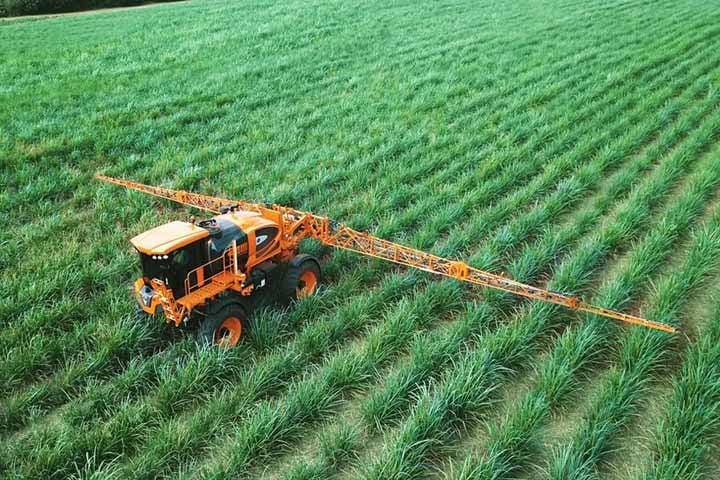 A economia, impulsionada pela agricultura (cana e laranja) e pela Embraer, reflete um alto PIB per capita (R$ 244.615,79 em 2021). 