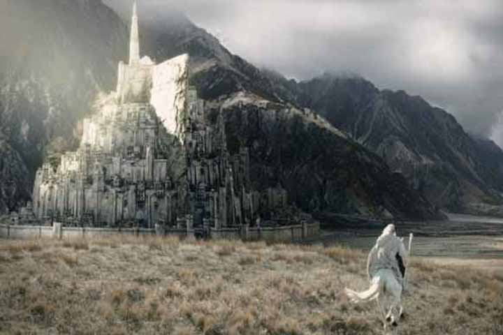 Minas Tirith é a capital de Gondor, no romance de fantasia de J. R. R. Tolkien, O Senhor dos Anéis. É uma cidade-fortaleza de sete muralhas construída no contraforte de uma montanha, elevando-se cerca de 700 pés até um terraço alto. Ela abriga a Cidadela, no sétimo nível.