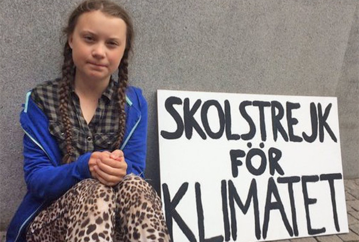 Greta Thunberg ganhou os noticiários em 2018 quando, aos 15 anos, começou a faltar às aulas nas sextas-feiras para protestar em frente ao Parlamento sueco.