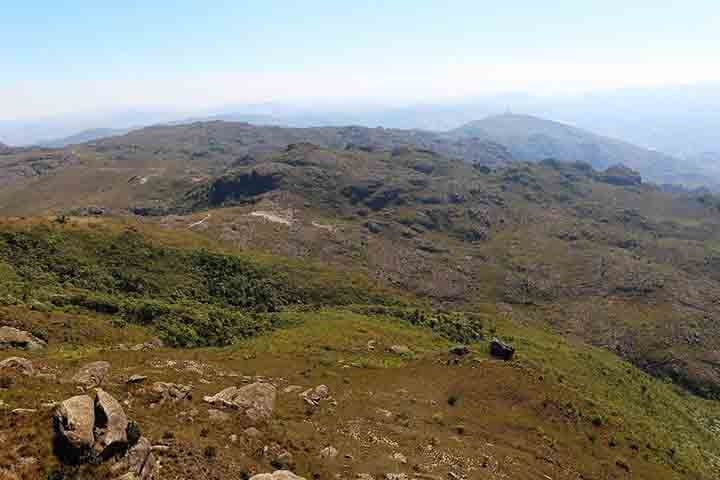 O charme de Lavras Novas começa na sua própria localização. A cerca de 17 quilômetros de Ouro Preto, o distrito está encravado na Serra do Espinhaço, cercado por vegetação de cerrado e montanhas ondulantes.