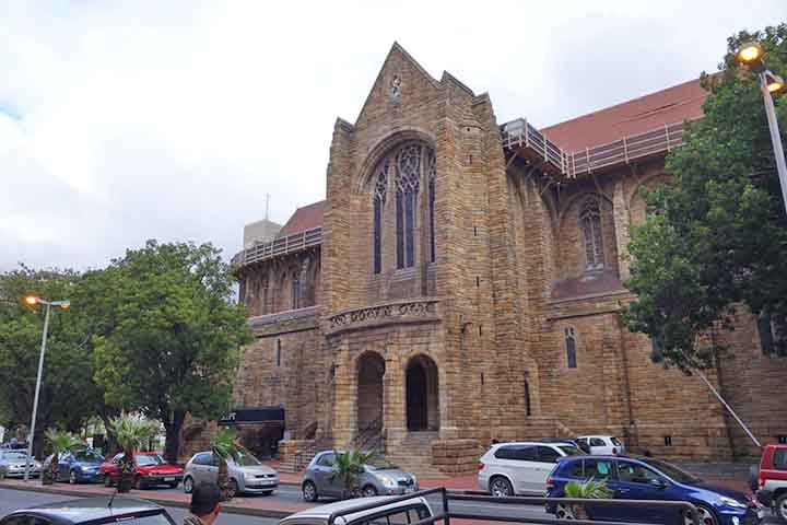 Há ainda a Long Street, a Catedral de São Jorge (foto), o The Company's Garden e o Castelo da Boa Esperança, o prédio mais antigo do período colonial na Cidade do Cabo. 