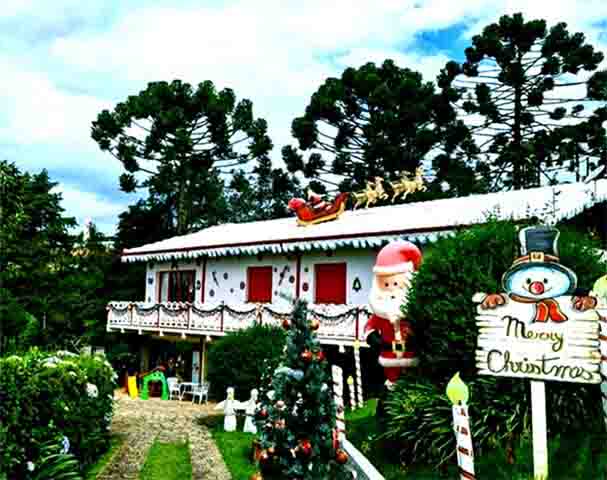 Outros atrativos incluem o Parque da Cerveja, o Parque Bambuí (anexo ao Hotel Toriba), a curiosa Casa do Papai Noel na Montanha (foto), o Museu Casa da Xilogravura e o Mosteiro de São João.