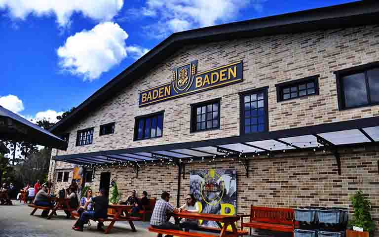 E, claro, é impossível sair da cidade sem conhecer a fábrica da Baden Baden (foto) ou sem levar para casa os irresistíveis chocolates da Araucária - uma lembrança doce para amenizar a saudade de Campos depois da viagem.