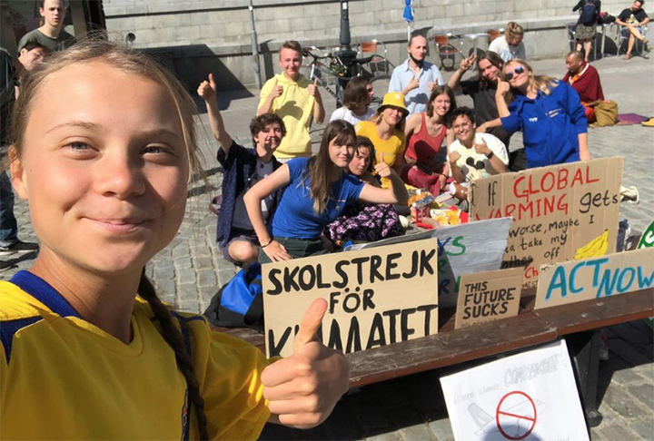 Em questão de meses, sua iniciativa conquistou jovens de várias partes do mundo, dando origem ao movimento Fridays for Future (Sextas-Feiras pelo Futuro).
