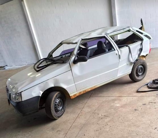 A dona do carro ainda contou que o veículo não tinha seguro e sofreu vários danos: É o meu primeiro carro, foi uma batalha conseguir comprá-lo.