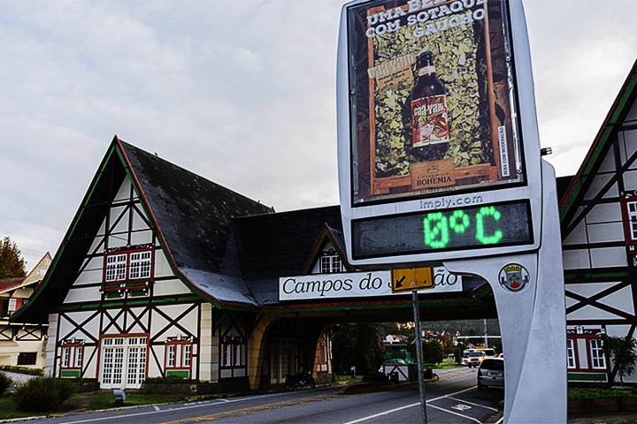 Friozinho gostoso, arquitetura inspirada nos Alpes europeus, fondue, chocolates artesanais e ruas floridas compõem o clima romântico que domina a cidade.