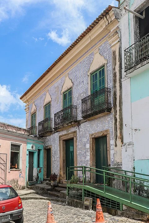Casa das Sete Mortes - Salvador, Bahia - Há relatos de que um crime foi cometido em 1755, nunca desvendado e, desde então, outros assassinatos de escravos e suas famílias também aconteceram no lugar. A vizinhança afirma que escuta barulhos inexplicáveis dentro da residência.