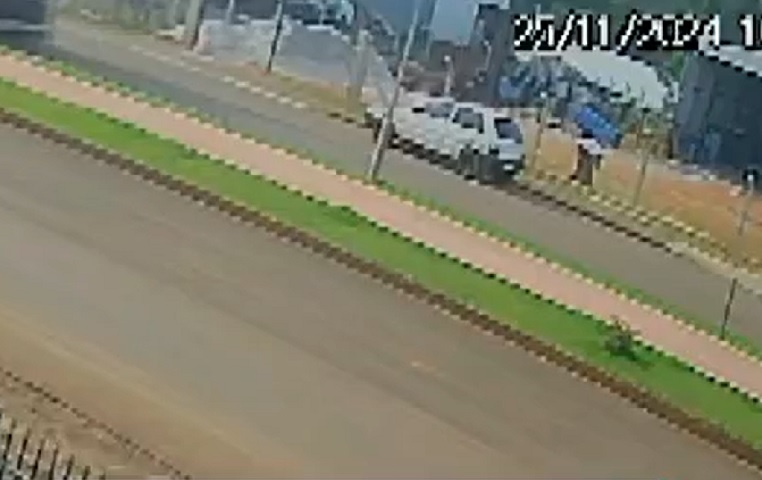 Uma cena inusitada, gravada  por uma câmera de segurança em Laranjeiras do Sul, no centro do Paraná, ganhou destaque nos noticiários e nas redes sociais em novembro de 2024. O FLIPAR mostrou e republica para quem não viu 