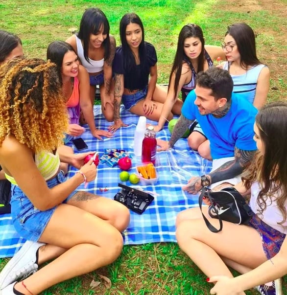 Aos poucos, fui entendendo que o que esses homens buscam não é liberdade afetiva, mas um tipo de acolhimento quase maternal. Não querem parceiras, querem alguém que os cuide incondicionalmente, explicou.