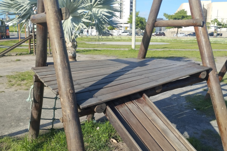 Brinquedos no Parque Rachel de Queiroz se encontram depredados há mais de um ano, relatam moradores