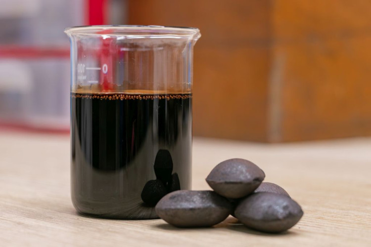 O líquido da castanha de caju é isento de óxidos prejudiciais, como sílica e alumínio, que causam desgaste nos fornos e comprometem o rendimento metalúrgico