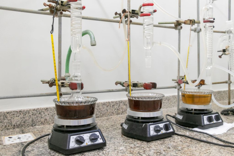 A proposta da UFC é empregar o LCC como base para a produção de briquetes, aglomerados sólidos formados por partículas finas de minério