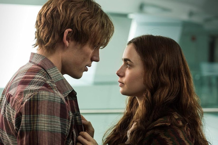 Em "Simplesmente Acontece", Alex e Rosie s&atilde;o melhores amigos de inf&acirc;ncia. Quando Alex se muda para estudar, eles tentam continuar a amizade &agrave; dist&acirc;ncia, mas &eacute; dif&iacute;cil fazer as escolhas certas.