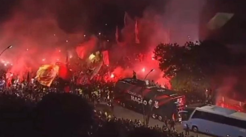 Rubro-Negro foi abraçado pela torcida no caminho do Ninho do Urubu ao Aeroporto do Galeão