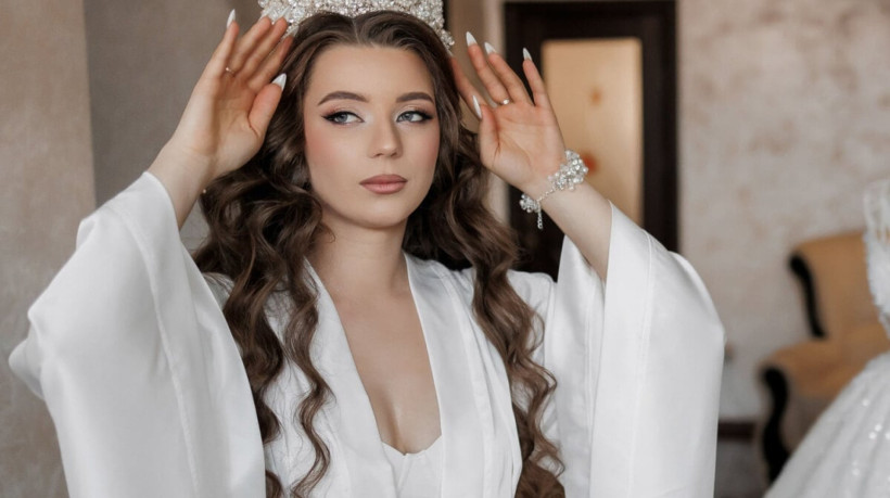 Os penteados geométricos são a escolha perfeita para as noivas inovarem o visual (Imagem: DocPhotos | Shutterstock) 