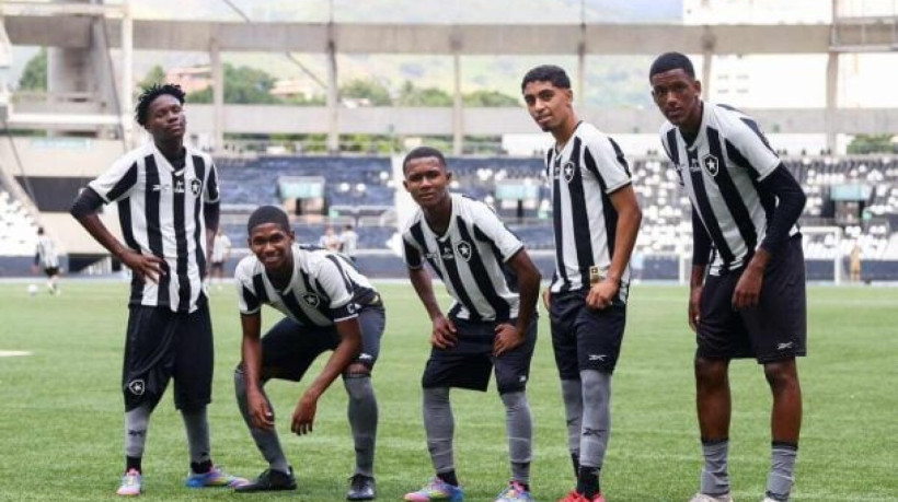 Alvinegro aplica maior goleada da competição nesta quarta-feira (11), no Nilton Santos; Centroavante Samuel Alves anota hat-trick