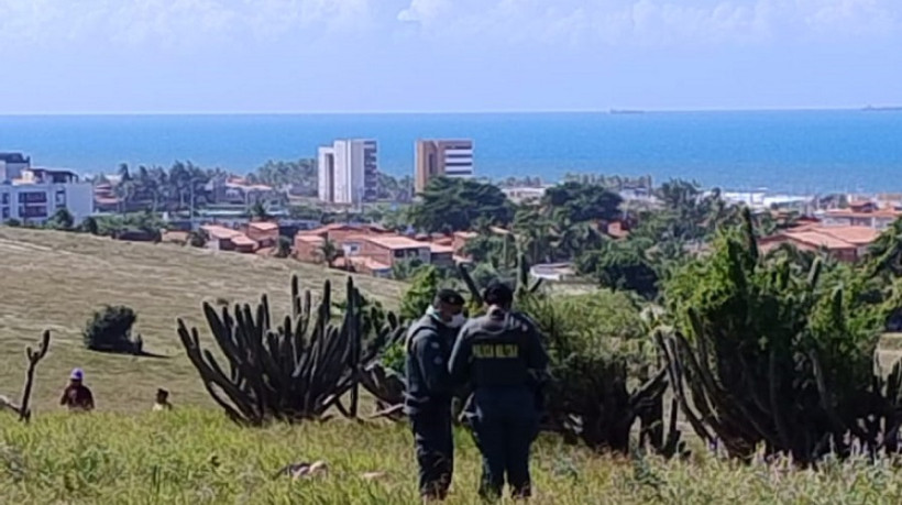 Local onde o corpo de um homem, morto a tiros, foi encontrado na tarde desta quarta-feira, 11, na Praia do Futuro