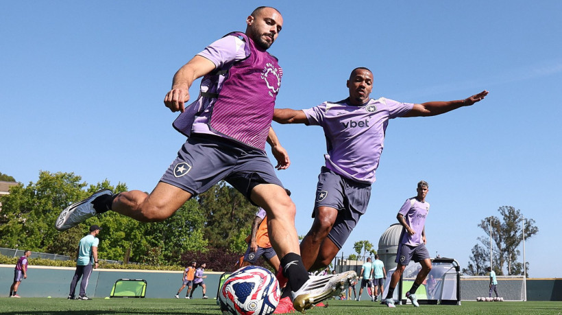 Arthur Cabral treinando com bola ao lado de Marlon Freitas, em Santa Barbara, nos Estados Unidos