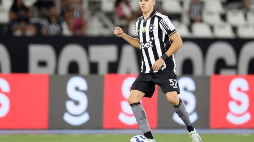 Zagueiro, que está encaminhado com Nottingham Forest, foi expulso em vitória do Alvinegro sobre a Unviversidad de Chile