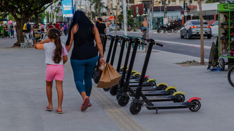 O aluguel de patinetes elétricos segue restrito na orla de Fortaleza; permissionários relatam dificuldades