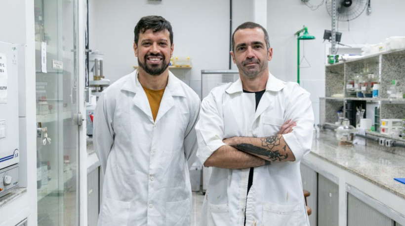 Professor Diego Lomonaco (esq.), do Departamento de Química Orgânica e Inorgânica da UFC, e Leandro Miranda, doutorando envolvido no projeto