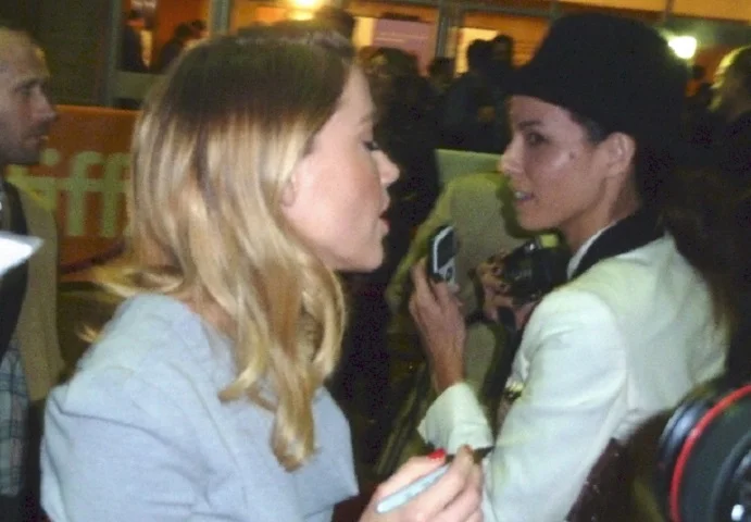 Na vida pessoal, Amber Heard se envolveu publicamente em relacionamentos com homens e mulheres. Em 2009, ela chegou a ser presa por supostamente ter agredido fisicamente sua então namorada, a fotógrafa Tasya Van Ree.