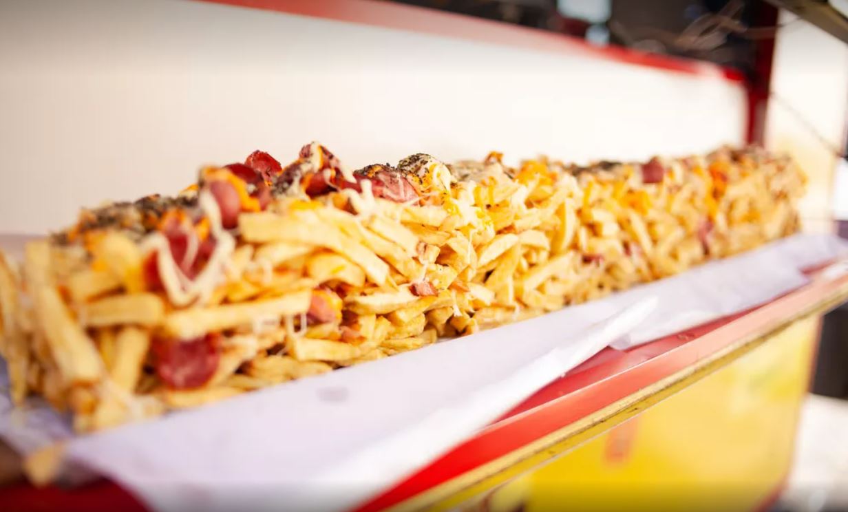 Outro fato problemático das batatas fritas são os acompanhamentos e molho. Geralmente, ela é consumida com  manteiga, alho, queijo cheddar, bacon, carne de sol desfiada, cebola, entre outros.