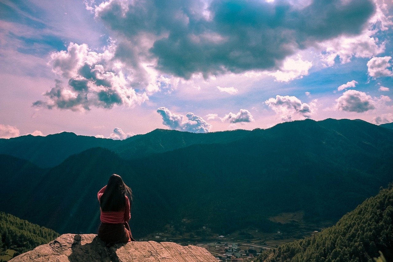 Em vez de usar o Produto Interno Bruto (PIB) como principal medida de progresso, o Butão usa o FNB para avaliar o bem-estar e a qualidade de vida dos seus cidadãos. O FNB inclui medidas de saúde, educação, qualidade ambiental, cultura, e outras dimensões do bem-estar.