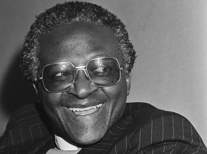 Nascido em 1931, Tutu nasceu na cidade de Klerksdorp e cresceu em uma África do Sul profundamente marcada pela discriminação racial.
