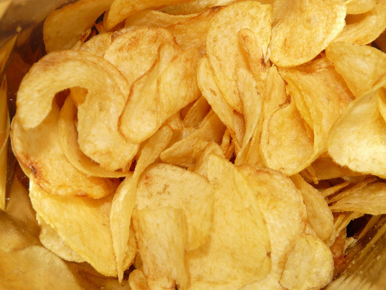 Batatas chips são comumente servidas como petisco, acompanhamento ou aperitivo. As chips básicas são fritas e salgadas; variedades adicionais são fabricadas com vários aromas e ingredientes, incluindo ervas, especiarias, queijos e aditivos artificiais.
