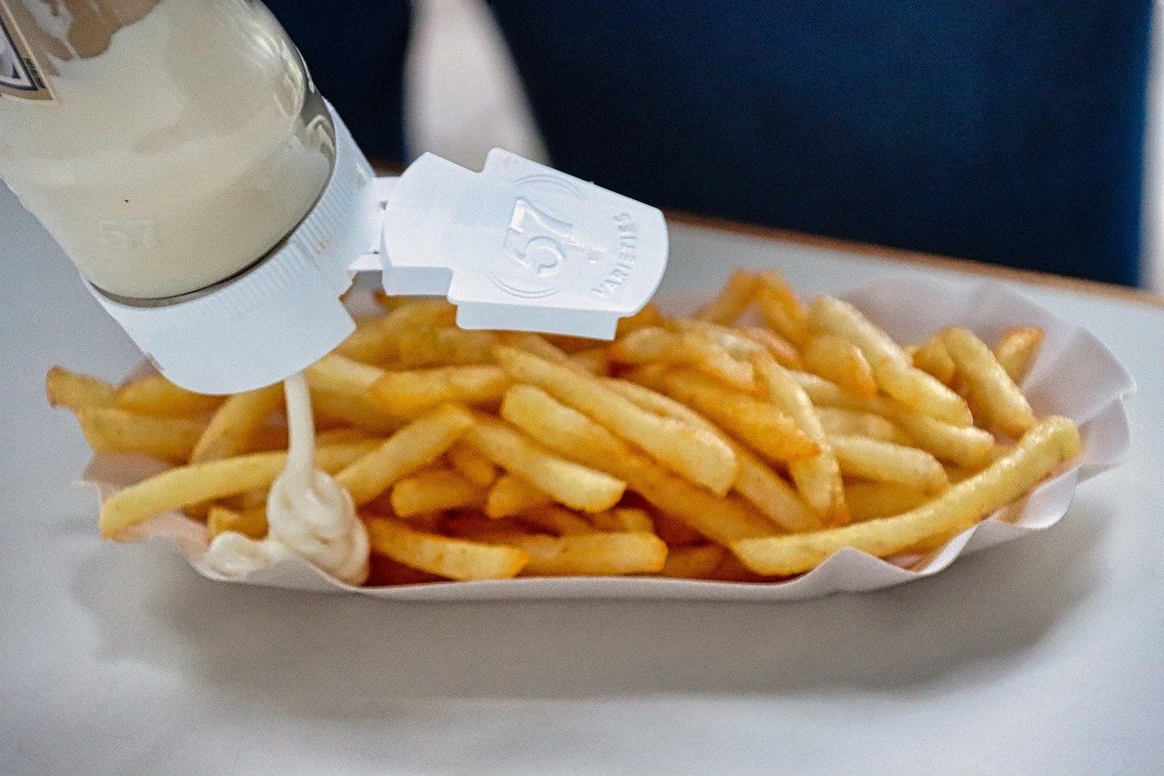 Seja na refeição ou como acompanhamento, a batata frita é um dos alimentos mais queridos dos brasileiros, sobretudo das crianças, Presente em fast foods, ela é um fenômeno mundial na gastronomia por seu sabor único e textura crocante.
