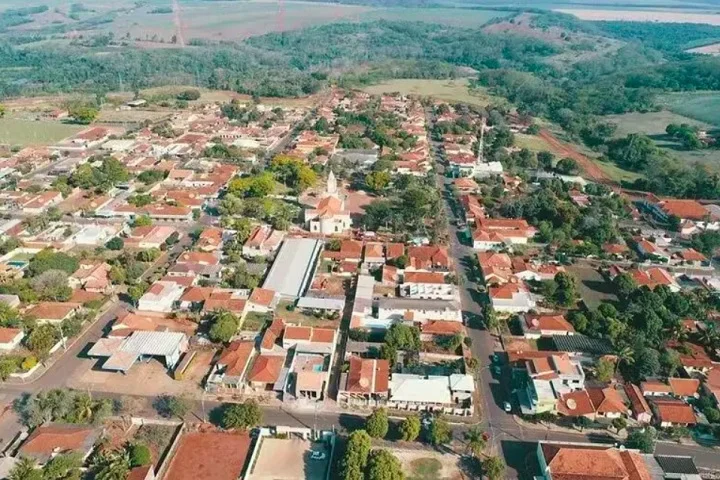 Uma curiosidade sobre Gavião Peixoto é que a cidade recebeu imigrantes fugidos da Revolução Russa de 1917 – vestígios ainda existem em um cemitério com inscrições em russo.