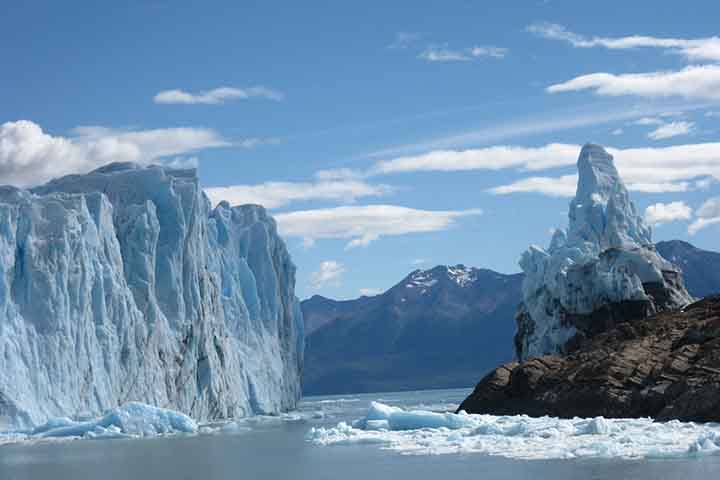 O Parque Nacional Los Glaciares, na Argentina, é onde está o icônico Glaciar Perito Moreno, uma das poucas geleiras no mundo que ainda está em avanço.