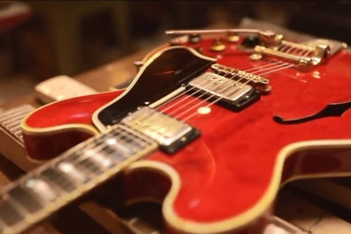 Ao longo da história, diversos itens pessoais de celebridades — ou até direitos sobre suas obras — foram comercializados por valores exorbitantes. 