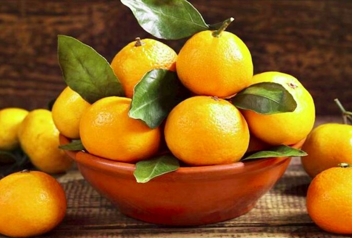 3º) Mandarini Chiou (Grécia) - Essa fruta se destaca pelo tamanho, qualidade e alto teor de açúcar, resultado de um clima favorável, boa exposição ao sol e solo adequado. Sua polpa é macia e de cor ligeiramente alaranjada, com um aroma intenso e uma casca rugosa.