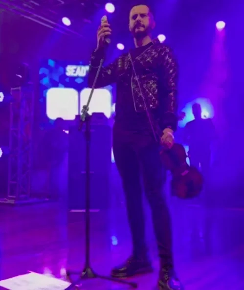 “Oi, mãe. Tudo bem?”, perguntou o violinista, com o viva-voz ligado na frente do microfone. 